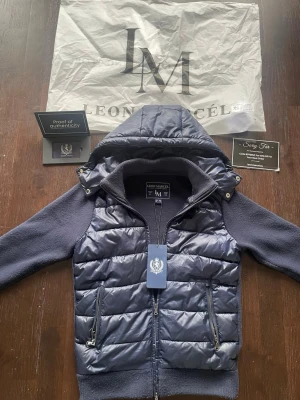 Leon Marcel jacka  - Det är en väldigt snygg jacka från märket Leon Marcel. Märket finns inte kvar och därför är dessa väldigt exklusiva! Det går också att ta av huvan. Alla äktighets bevis finns kvar! Den passar både någon som har storlek xs eller s. Skriv vid frågor mvh Lukas😊