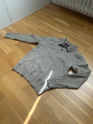 Morris långärmad pike - Tjena, säljer min snyggt stickade morris tröja i 100% merinoull. Tröjan har långa ärmar och ribbade muddar vid ärmslut och nederkant. Perfekt för dig som gillar en stilren och enkel look. Sitter som en XS.