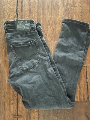 Replay jeans svarta  - Säljer nu ett par svarta replay jeans W30 L32 i modellen ”groover” som knappt har använts. Är öppen för fler frågor/bilder. 😁