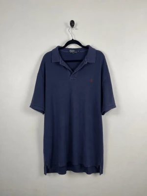 Vintage Polo Ralph Lauren Piké XL Navy Blå 100% Bomull Oversized Röd Pony Y2KVintage Polo Ralph Lauren Piké XL Navy Blå 100% Bomull Oversized Röd Pony Y2K - • Storlek: XL • Färg: Mörkblå • Passform: Relaxed Fit  • Krage: Klassisk pikékrage • Material: 100% bomull  Skick: Plagget är i väldigt fint skick. Eventuella anmärkningar anges alltid tydligt i beskrivningen och visas på bilderna.  Nypris: Cirka 1 600 kr.  📦 Skickas snabbt och packas omsorgsfullt. 💬 Hör gärna av dig om du har frågor eller vill se fler bilder. 🤝 Samfrakt erbjuds vid köp av flera plagg – kika gärna in mina andra annonser!