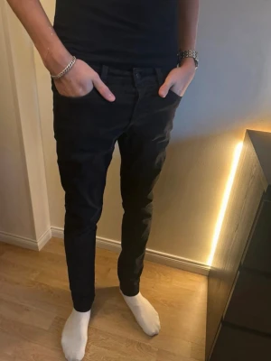 Svarta slim fit jeans herr - Säljer ett par svarta feta jeans från jack n Jones. Modell är Slim Glenn. Storlek 30/32. Mycket bra skick. För mer funderingar hör av er🙌 MVH ITWcloset
