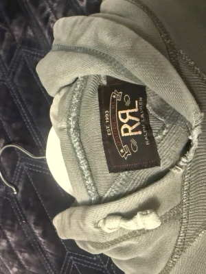 Rrl hoodie  - Säljer en rrl hoodie eftersom jag ej använder den längre👍 nästan oanvänd👍 jävligt fet❤️ priset är ej hugget i sten