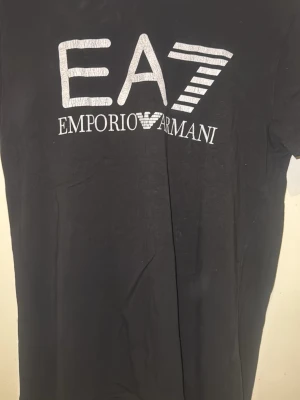 Armani/ea7 T-shirt - Armani T-shirt i storlek s-m