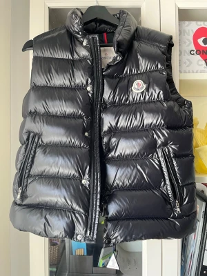 Svart dunväst från Moncler - Moncler väst tibb size xs- 0 köpt på nk helt nytt skick knappt använd 