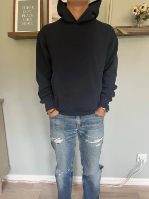 Uniqlo Hoodie marinblå XS Basic - Uniqlo hoodie i svart, klassisk basic-modell med luva, kängurusicka fram och ribbstickade kanter vid ärm och fåll. Enkel, oversized/avslappnad passform.  Skick: bra skick, inga hål eller fläckar Material: bomullsmix Storlek: XS Modell: 175 cm / 65 kg