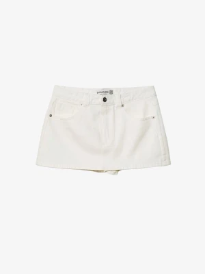 Kort vit jeanskjol - Kort vit jeanskjol från Stradivarius, helt oanvänd, har shorts inuti💕 Tryck gärna på köp nu, vill bli av med fort
