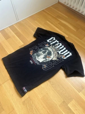 Supply demand t-shirt - Tjena, säljer nu min svarta supply&demand t-shirt. Den är max använd 5 gånger så den ser basically ny ut. Riktigt skönt tryck på både framsida o backsidan som får dig sticka ut på ett bra sätt. Tror den slutats sälja så rare typ.