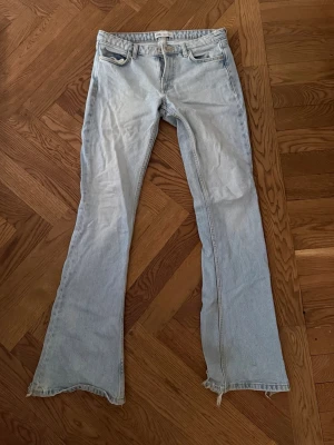 Ljusblå bootcut jeans  -  ljusblå bootcut jeans 