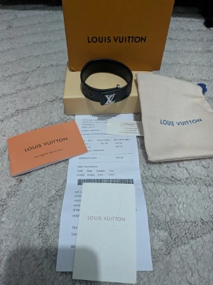 LV Monogram Eclipse Armband – Komplett Set | Man - BUDET ÄR 310                                                           Säljer  stilrent LV Monogram Eclipse-armband med komplett set. snygg och tidlös accessoar som passar både dam och herr och fungerar perfekt till både vardags- och festoutfits. Armbandet har den klassiska Monogram Eclipse-designen i svart och grått med det ikoniska LV-mönstret. Ett stilrent val för dig som gillar exklusiva accessoarer. Ingår: • LV-armband • Originalbox • Dustbag • LV-kort och övriga tillbehör enligt bilderna