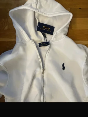 Vit hoodie från Polo Ralph Lauren - En fet vit polo hoodie och svart polo märke 