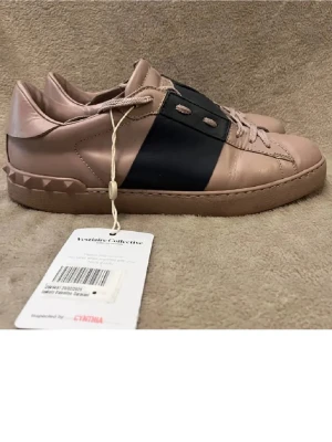 Valentino Garavani sneakers beige/blå - Snygga Valentines i beige och blå färg! Unikt och snyggt, perfekt till en chill outfit! Pris kan diskuteras snabbköp! HÖR AV DIG OM DU HAR NÅGON FRÅGA👌