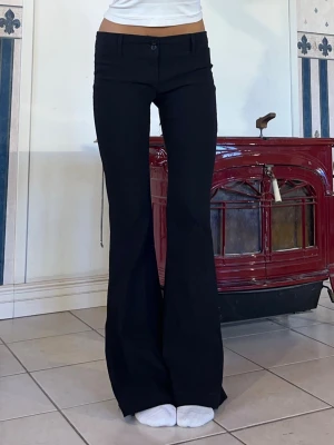 Lågmidjade kostymbyxor - Midjemått 79cm (38cm rakt över)❣️innerbenslängd 82cm❣️ mycket stretch❣️ jag är 165