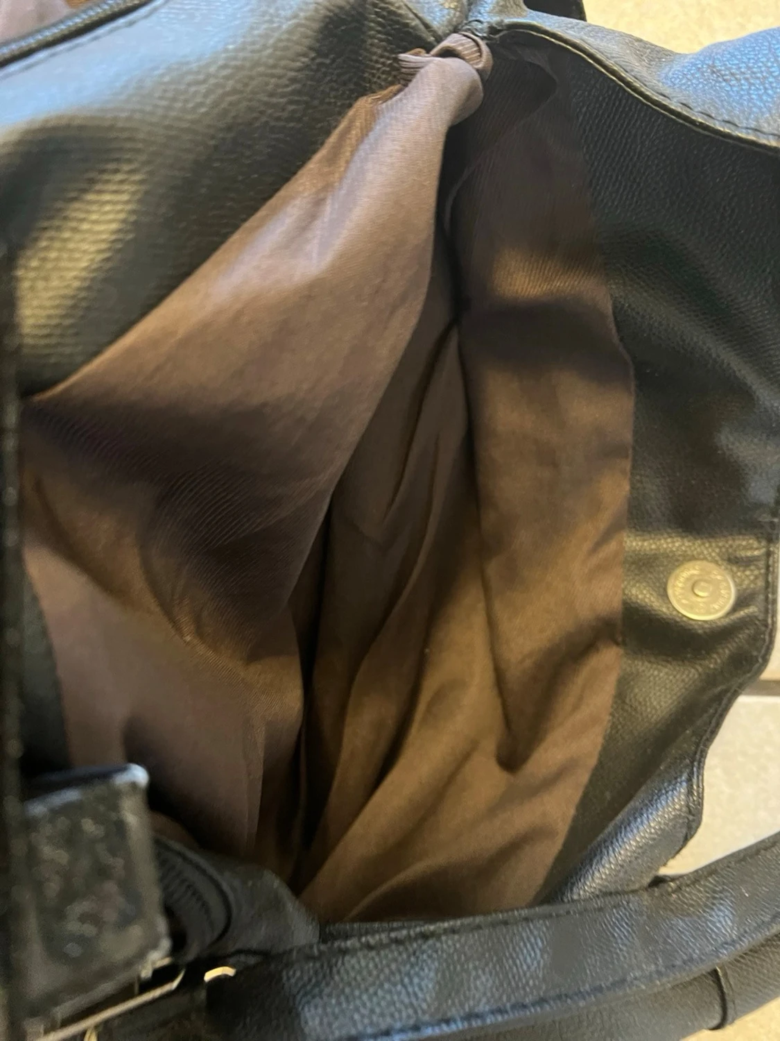 Svart handväska med kedjedetaljer - 3