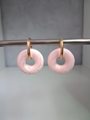 Rosa Donut Hoop Earrings/örhängen jesmonite  - Söta små donut/runda örhängen skapade av materialet jesmonite i rosa. Öronkroken är tillverkad i rostfritt stål och är i guld färg. Mått på cirkeln/donuten är 2.5cm. Blir en söt accessoar till outfiten 