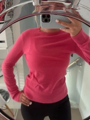 Rosa kashmir tröja  - Säljer en snygg kashmir tröja i stark rosa färg💖 Den passar perfekt till mycket