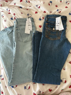 2 billiga low flare Gina jeans  -  Säljer två low wasted flare gina Tricot jeans för billigt pris eftersom storleken passade inte mig. De är helt nyskick med lapparna på och köptes för original pris jag säljer dem också separat i min profil. 🥰Den ljusa är storlek 36 och den mörka är storlek 40 med fickor