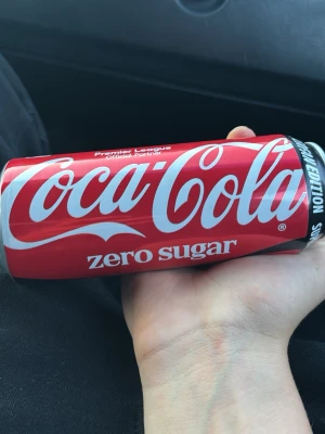Coca-Cola Zero Superfan Edition burk - Säljer en limited edition Coca-Cola Zero Sugar burk med Premier League Superfan Edition-design. Burken är röd med vit logga och svarta detaljer, och rymmer 500 ml. Perfekt för samlare eller fotbollsälskare!