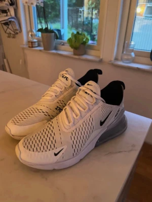 Nike 270s vita - Vita Nike 270s Storlek 41 Använda några gånger  Inga hål
