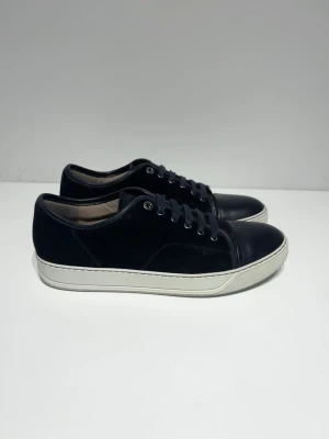 Lanvin DBB1 Captoe Sneaker - Skick: 9/10, sjukt bra skick utan några defekter, både mockan och captoen är i nyskick | Ingår: Skorna | Nypris + - 5000 sek | Sjukt stilrena och perfekta nu till våren och sommaren! | Hör gärna av dig om du har några frågor! 🍾🍾 Storleken är UK 8 = EU 43