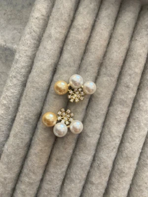 Snowdrop pearl ioaku örhängen - Guldiga ioaku örhängen, nypris är 499 och dom är slutsålda på hemsidan! Dom är använda 1 gång! Säljer då jag inte använder guld längre! 💓