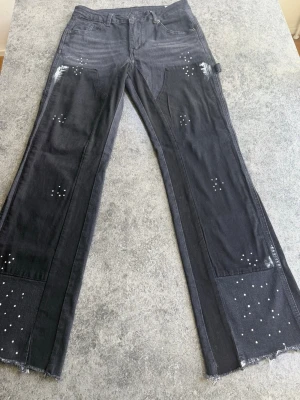 Svarta utsvängda jeans med nitar -  Sälja ett par svart byxor med fina detaljer, kom DM för mer info, storlek och så vidare