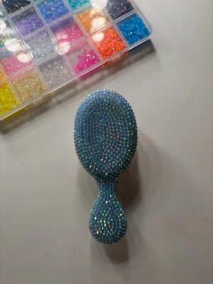 Bedazzled ljusblå hårborste - Liten ljusblå hårborste som jag har bedazzled själv. Borsten helt ny och har aldrig använts. Skriv gärna om ni har frågor!