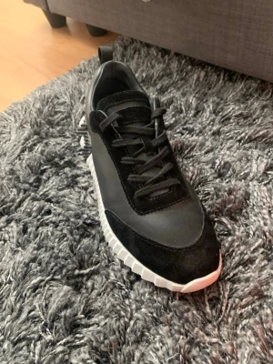 Svarta sneakers med vit sula - Kommer med box kom på för fler bilder