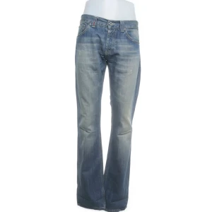 Dondup Jeans - Köpte ett par dondup jeans som jag har använt länge och nu väljer jag att sälja dom för 700 kr men köpte länge sen för 3000kr. Jeansen sitter som 30/32
