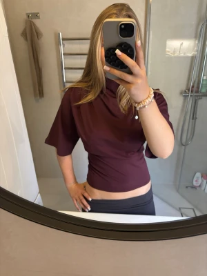 vinröd topp - superfin topp ifrån Ginatricot i nyskick! 💖