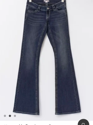 Mörkblå bootcut jeans med kontrastsömmar - Säljer dessa söta jeans i storlek M tall från Gina 14+💕💕använd fåtal gånger!!