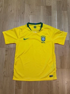 Brasilien landslagströja Nike  - Hej säljer en Brasilien fotbollströja från Nike  Hemmatröjan. Skick 10/10, storlek M hör av er för mer info ///