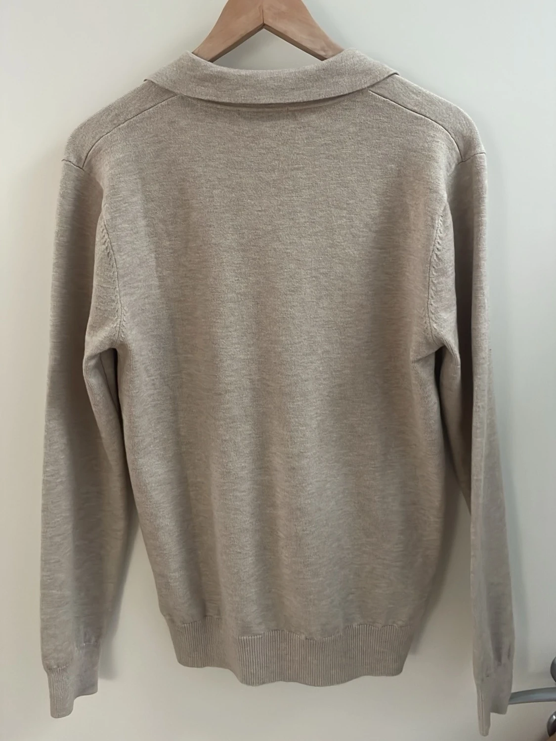 Beige stickad tröja med krage - 1