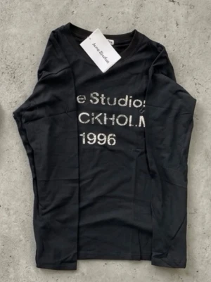 Acne studios   - En fin långärmad tröja från Acne studios med text på mitten, perfekt för dig som vill sticka ut. Priset går självklart att diskutera. OBS är ej hemma och kan därför inte skicka förrän nästa vecka!!