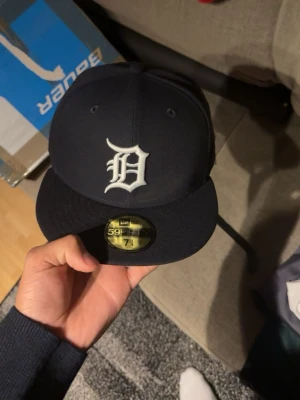 New Era Keps - Mörkblå new era keps, aldrig använd då den är förstor. Köptes på hatstore. Nypris: 499kr, mitt pris 399kr. Om du har mer frågor eller funderingar hör av dig till mig. 