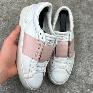 Valentino open rosa - Valentino Open Rosa | Skick: 7/10 | Storlek: 37 | Pris: 1800kr | Tillbehör: box | Fler frågor? Hör av dig isåfall!