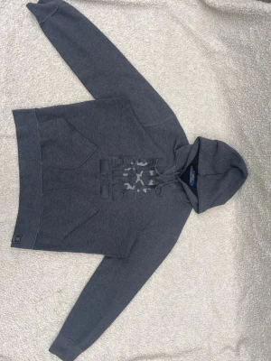 Ralph Lauren hoodie storlek L - Storlek L men kan passa en stor Medium också. Som nyskick förutom liten skada på framsidan, se bild. Därav lågt pris. 