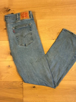 Levi’s 505  W40 L34 - Klassiska Levi’s 505 i ljus tvätt med snygg naturlig slitning. Rak (straight) fit, avslappnad passform som funkar för de flesta tillfällen.  Detaljer:  	•	Modell: Levi’s 505 (straight fit) 	•	Storlek: W40 L34 	•	Skick: Bra skick 	•	Färg: Ljusblå/ljus tvätt med fin naturlig fading 	•	Äkta läderlapp och röd Levi’s-etikett på bakfickan