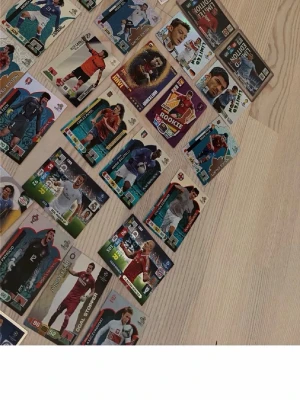 Samling fotbollskort UEFA Adrenalyn 2012-2014 (de flesta) - Kort värderade 1400+ av ai. Säljer en samling fotbollskort från UEFA Adrenalyn-serien, ganska gamla och värdefulla kort (36 st kort). Korten har färgstarka motiv med olika spelare, specialkort som 'Goal Stopper', 'Rookie' och 'Fans' samt flera olika nationer och lag. Perfekt för dig som gillar att samla eller spela med fotbollskort. De flesta korten har ett uppskattat värde på minst 50 kronor och vissa har till och med upp till 300kr. Skynda o fynda!!!! 2 av korten får även topploaders med sig
