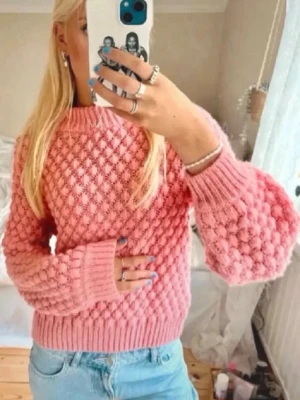 Rosa/korall färgad tröja hm ull alpacka mix  - Rosa/korall färgad stickad törja ifrån H&M i storlek M🤍