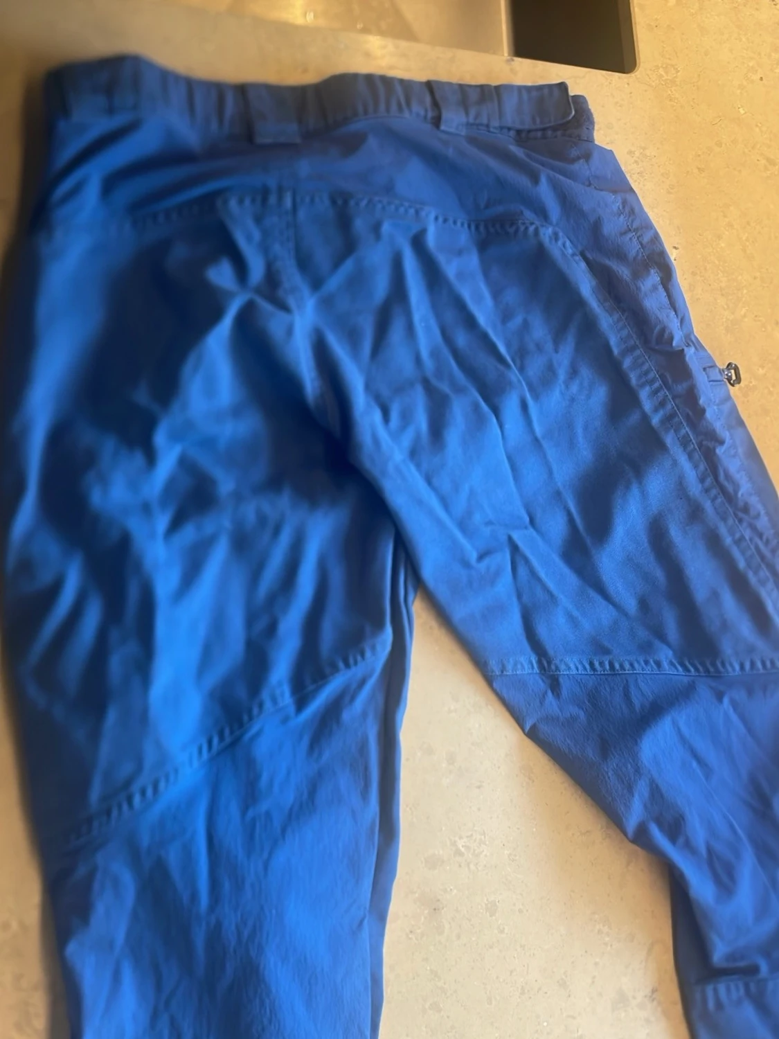 Blå cargobyxor med fickor - 2