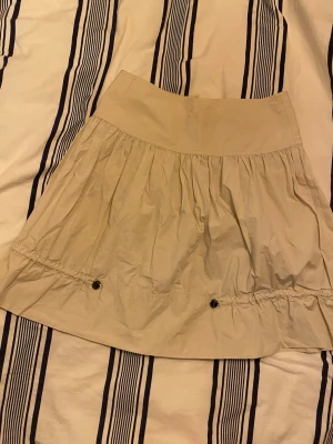 Beige kjol från Bitte Kai Rand - Snygg beige kjol från Bitte Kai Rand i storlek 36. Kjolen har en lätt utställd form. Tillverkad i ett tunt, krispigt material som ger en cool och avslappnad look.