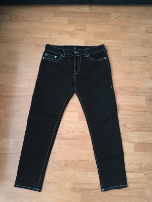 True religion painted horseshoe  - Säljer dessa true religion jeans de är Rocco relaxed skinny w34 knappast använda 