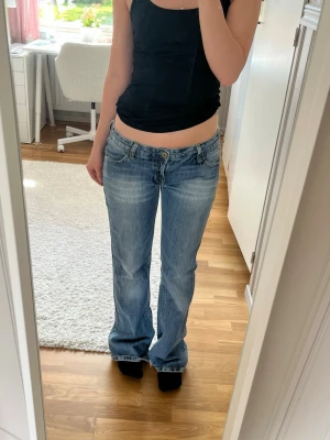 Vintage Levis jeans  - Jätte snygga vintage Levis jeans med bootcut och låg midja! 💙Passar bra i längden på mig som är 165cm. Midjemåttet är ca 40cm rakt över 
