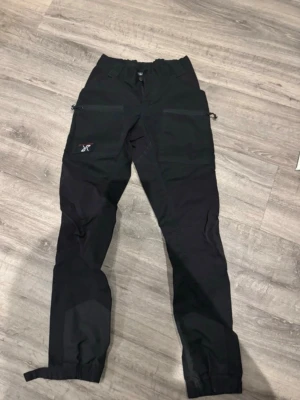 Revolution race byxor  - Revolution race byxor som knappt är använda i storlek xs, supersköna men fel storlek för mej tyvärr så får sälja dom. Perfekt för dej som gillar att vara ute å greja😊