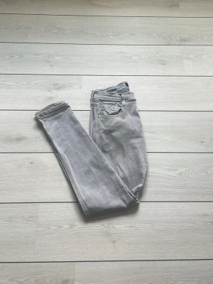 Replay anbass - Riktigt snygga och riktigt bra skick!  Storlek 30/32  skriv vid minsta fundering!
