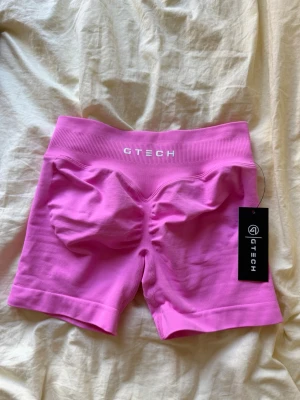 gtech shorts - helt nya med prislapp, säljer då jag tyckte de va lite tajt runt låren💓💓