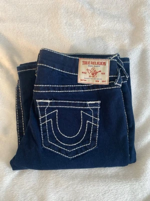 Ultra low rise flare true religion jeans - Ultra low rise flare true religion jeans köpta från Nelly! Dom är mörkblå med vita sömmar och har en fräsch känsla. Jag säljer dessa för dom tyvärr är för stora för mig.. dom är i storlek W27 och är bara använda en gång! Original pris är 1399. Skriv gärna till mig om ni har frågor eller vill ha fler bilder💕priset går att diskutera vid snabb affär💖 Dom är även helt slutsålda på deras hemsida