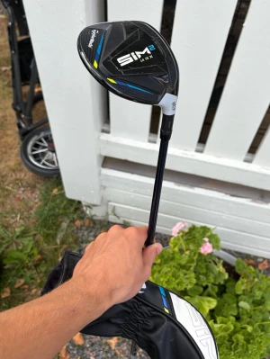 TaylorMade SIM2 Max fw5 (18°) - Säljer en TaylorMade SIM2 fw 5 (18°) i mycket fint skick. En otroligt lättspelad hybrid som ger hög bollflykt, bra längd och mycket förlåtande träffar – perfekt som ersättare för de längre järnen.  Klubban är ny, använd två rundor. Kan bytas mot putter av samma värde. Även ute efter en epic flash fw  Hör gärna av dig vid frågor eller om du vill ha fler bilder!