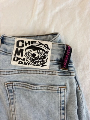 Ljusblå bootcut jeans Cheap Monday - Säljer ett par ljusblå jeans från Cheap Monday med bootcut-modell. Tyvärr för små för mig. Storleken är 25/30