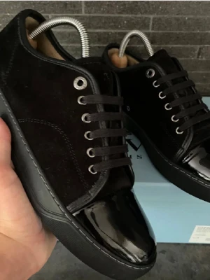 Lanvin  - Säljer ett par svarta lanvin. Väldigt bra skick 9/10. Storlek 41-42.